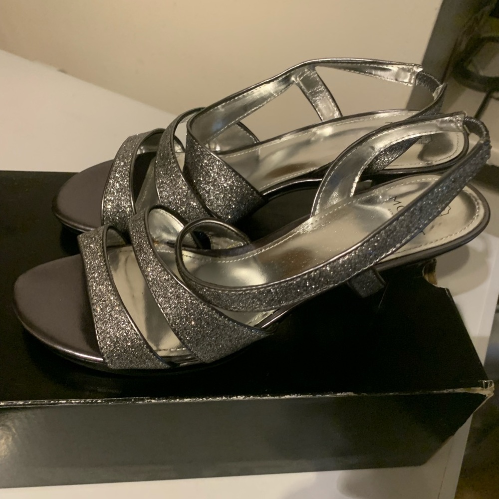 Womens Monet women size 9 M(B). Silver Sparkle Heeled Dress Shoes